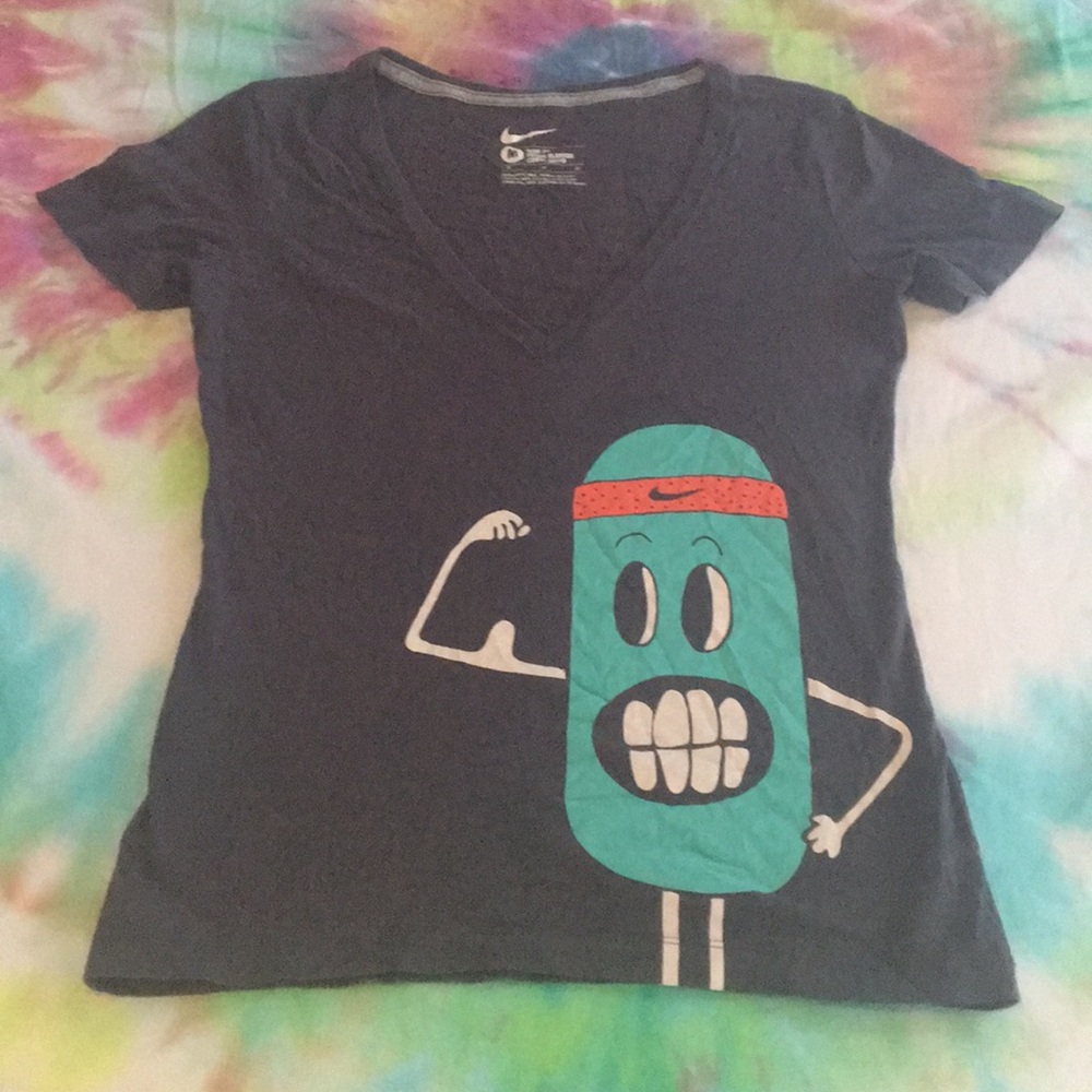 Nike graphic v-neck tee size M